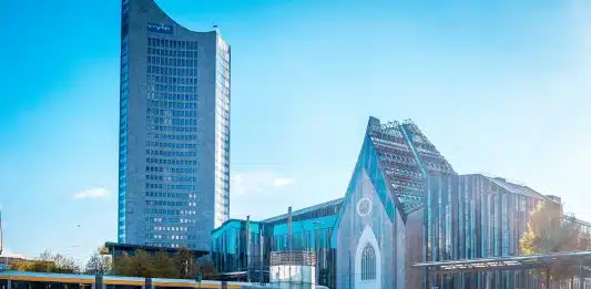 Les inconvénients du portage salarial immobilier blue and white concrete building near body of water during daytime