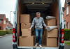 Idées pour remplir un camion 6m3 : astuces et conseils pratiques ! Homme empilant des cartons dans un van de déménagement