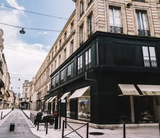 Locaux d’entreprise : faut-il louer ou investir à Pessac ?