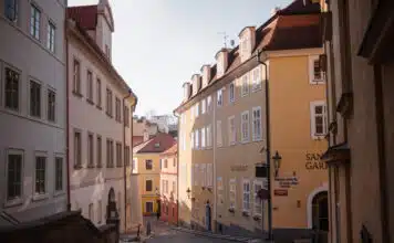 Le marché de la location dans le Nord Isère : caractéristiques et conseils Rue dans une ville en Isère