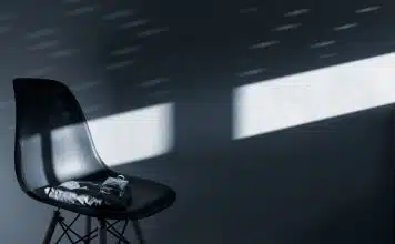 Comment trouver le bon architecte d’intérieur à Nantes ? black and white high top sneakers on black chair